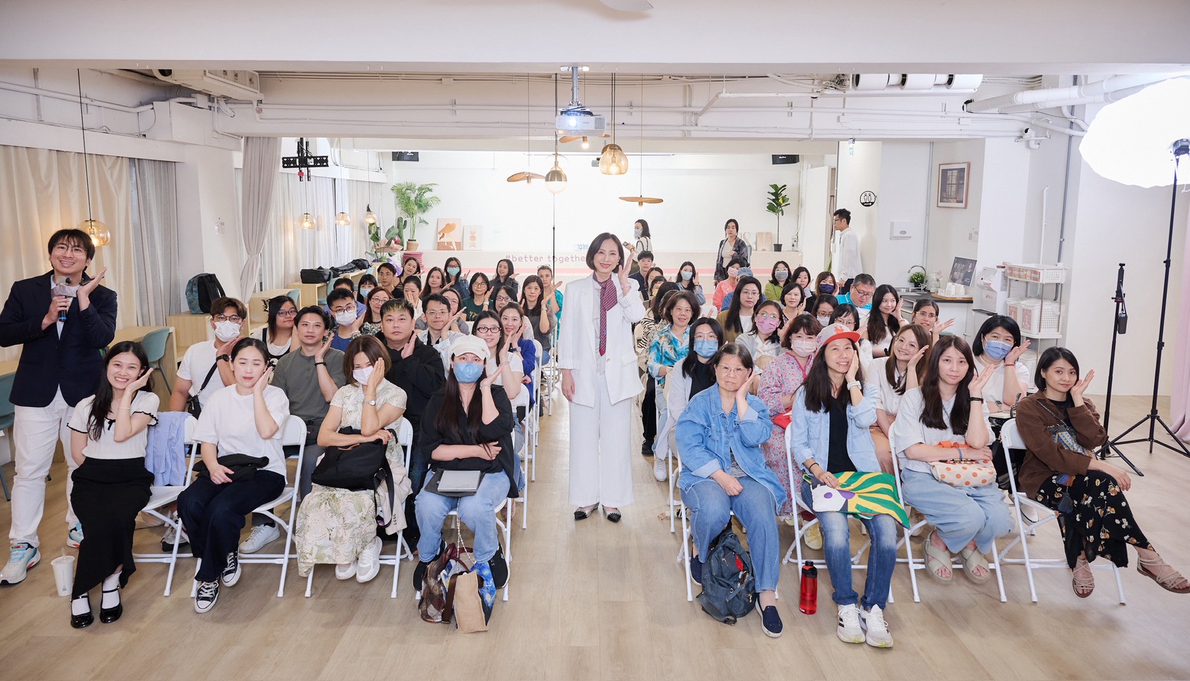 鄭圭雯與香氛社群成員的活動合照