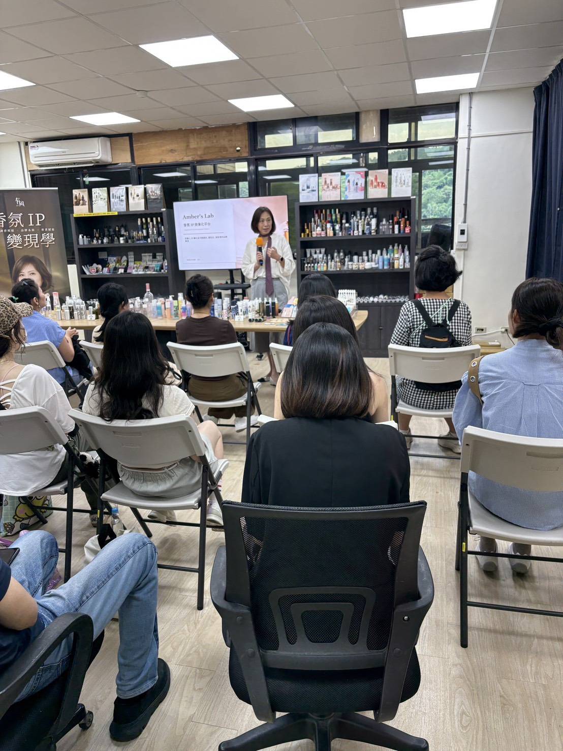 鄭圭雯 Amber 在香氣 IP 分享現場講解
