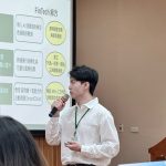 青年於提案現場發表