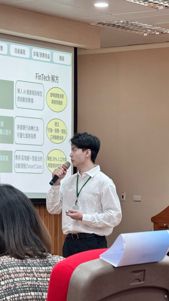 青年於提案現場發表